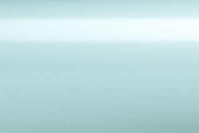 Verschwommener hellblauer Hintergrund. Die Farbe verläuft von oben nach unten. Es gibt ein horizontales weißes Licht.