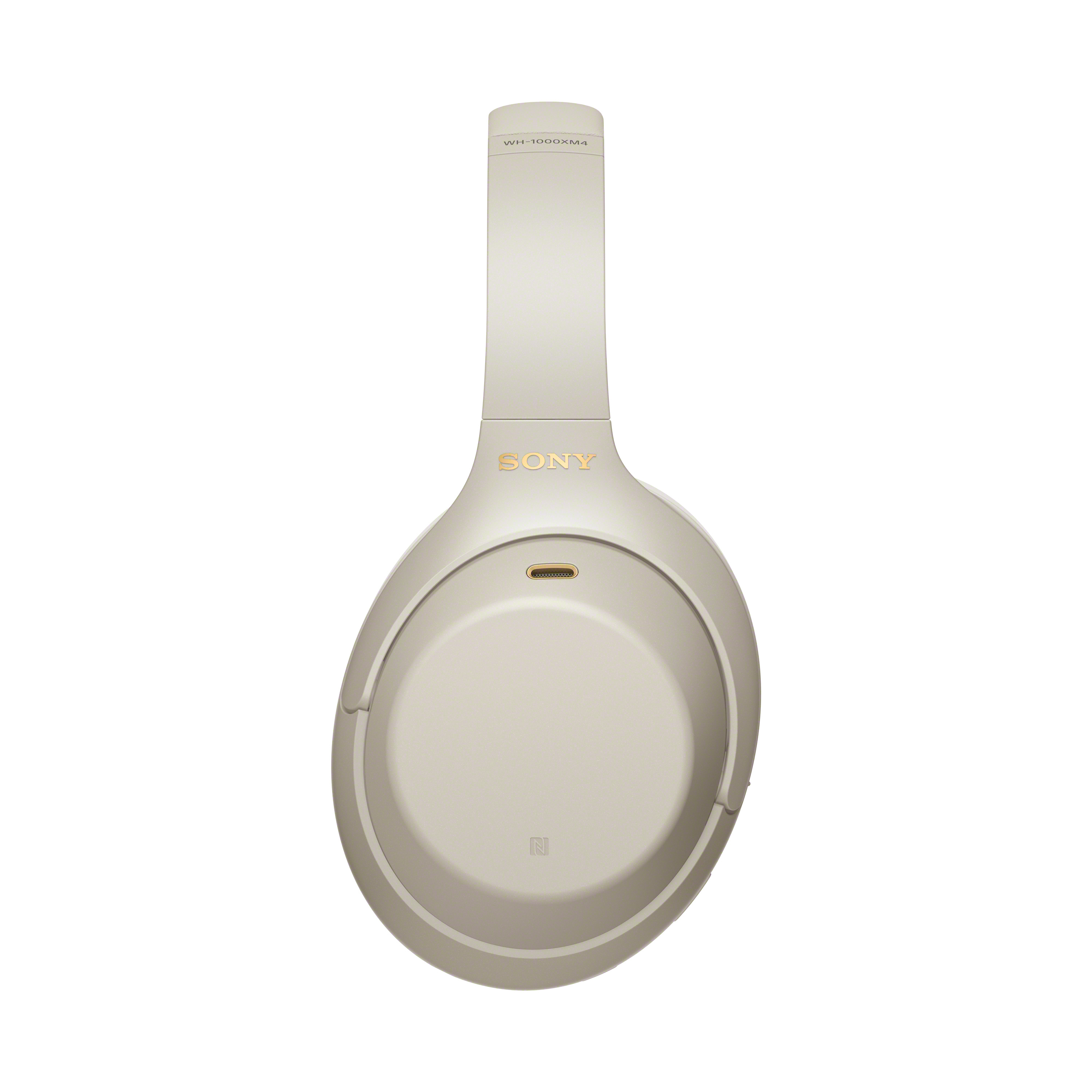 Ein Paar Sony WH-1000XM4 Kopfhörer, beige Farbe, mit dem Sony-Logo auf der Seite sichtbar.