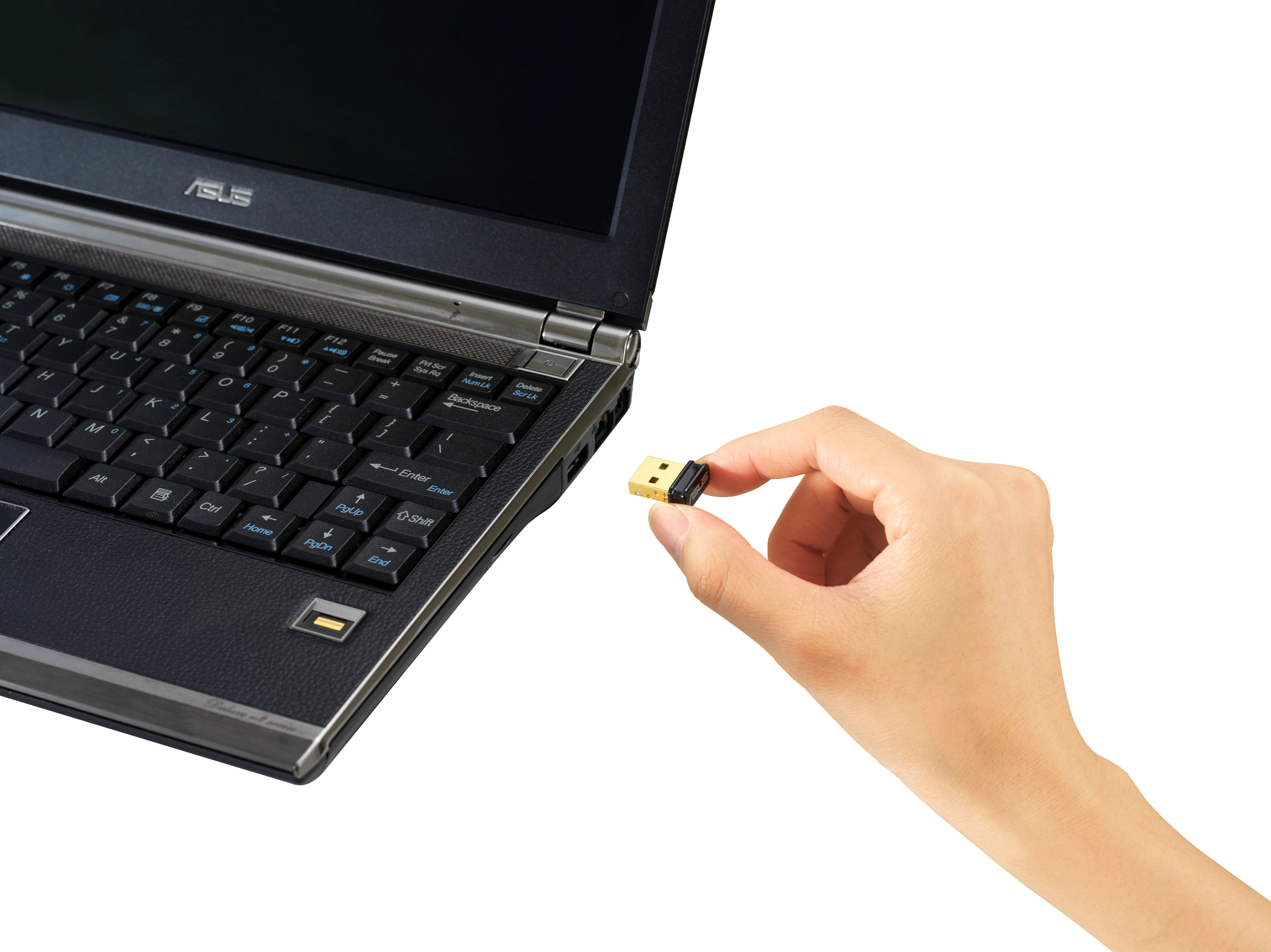 Hand, die einen USB-Empfänger in einen Laptop einsteckt. Der Laptop ist schwarz, der Hintergrund weiß.