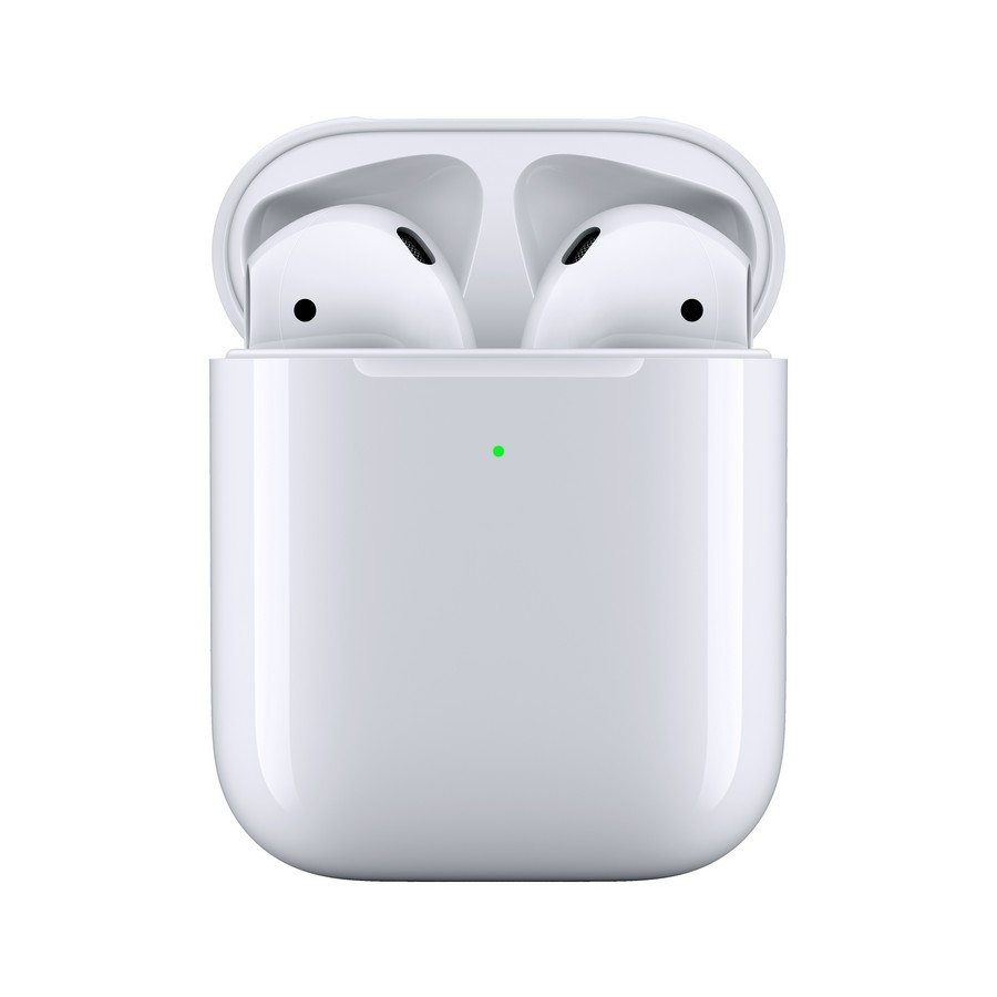 AirPods blancos de Apple en su estuche de carga. El estuche está abierto, mostrando los auriculares.