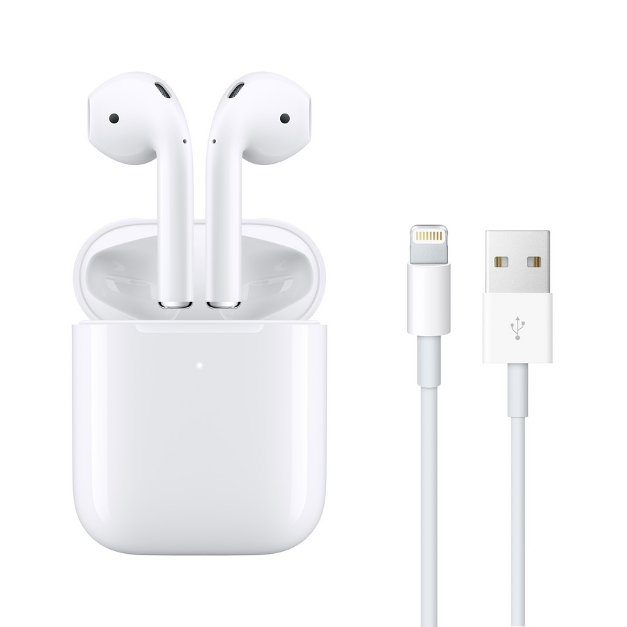 Auriculares blancos y un cable de carga frente a un estuche de carga blanco.