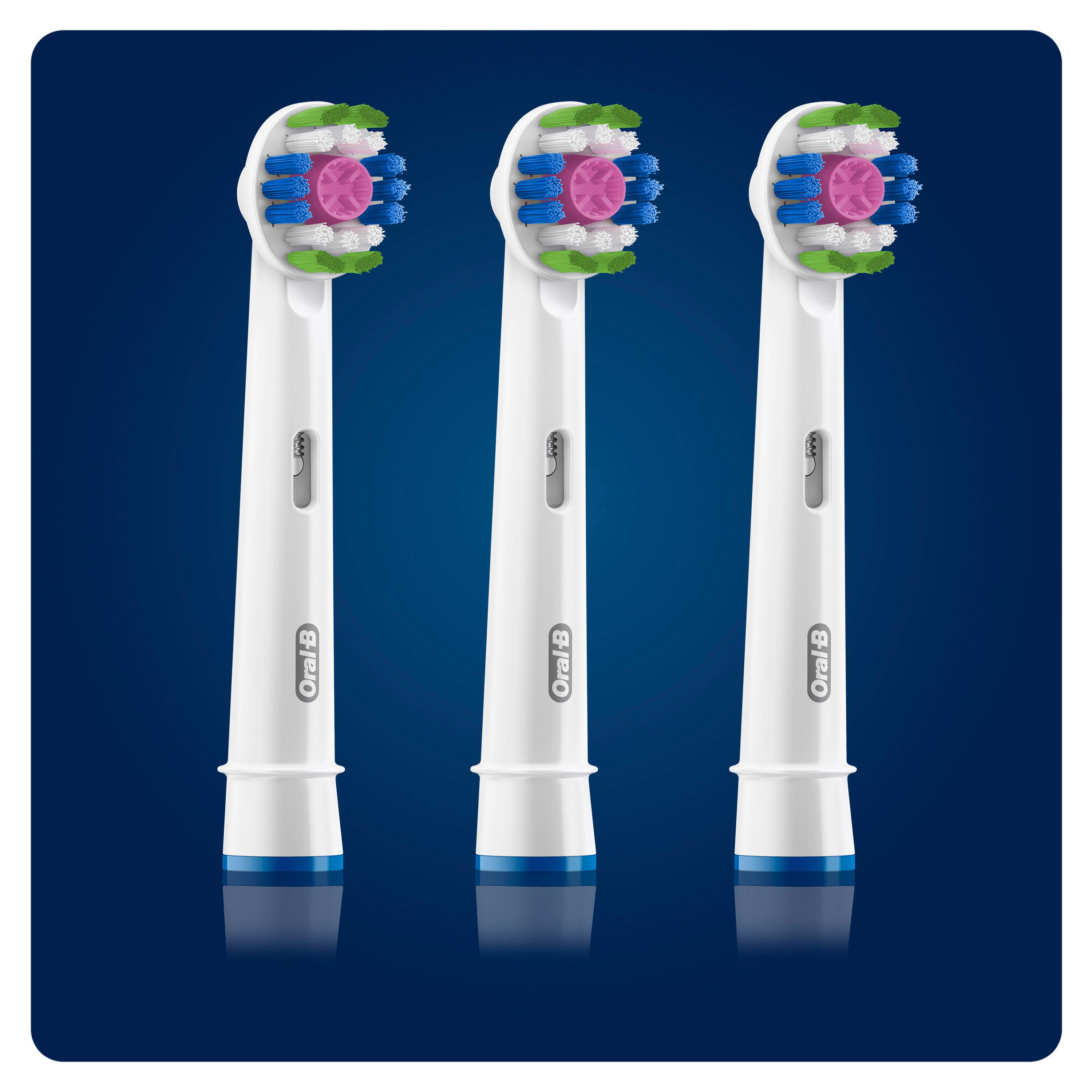 Drei Oral-B elektrische Zahnbürstenköpfe. Weiß mit blauen, grünen und rosa Borsten.