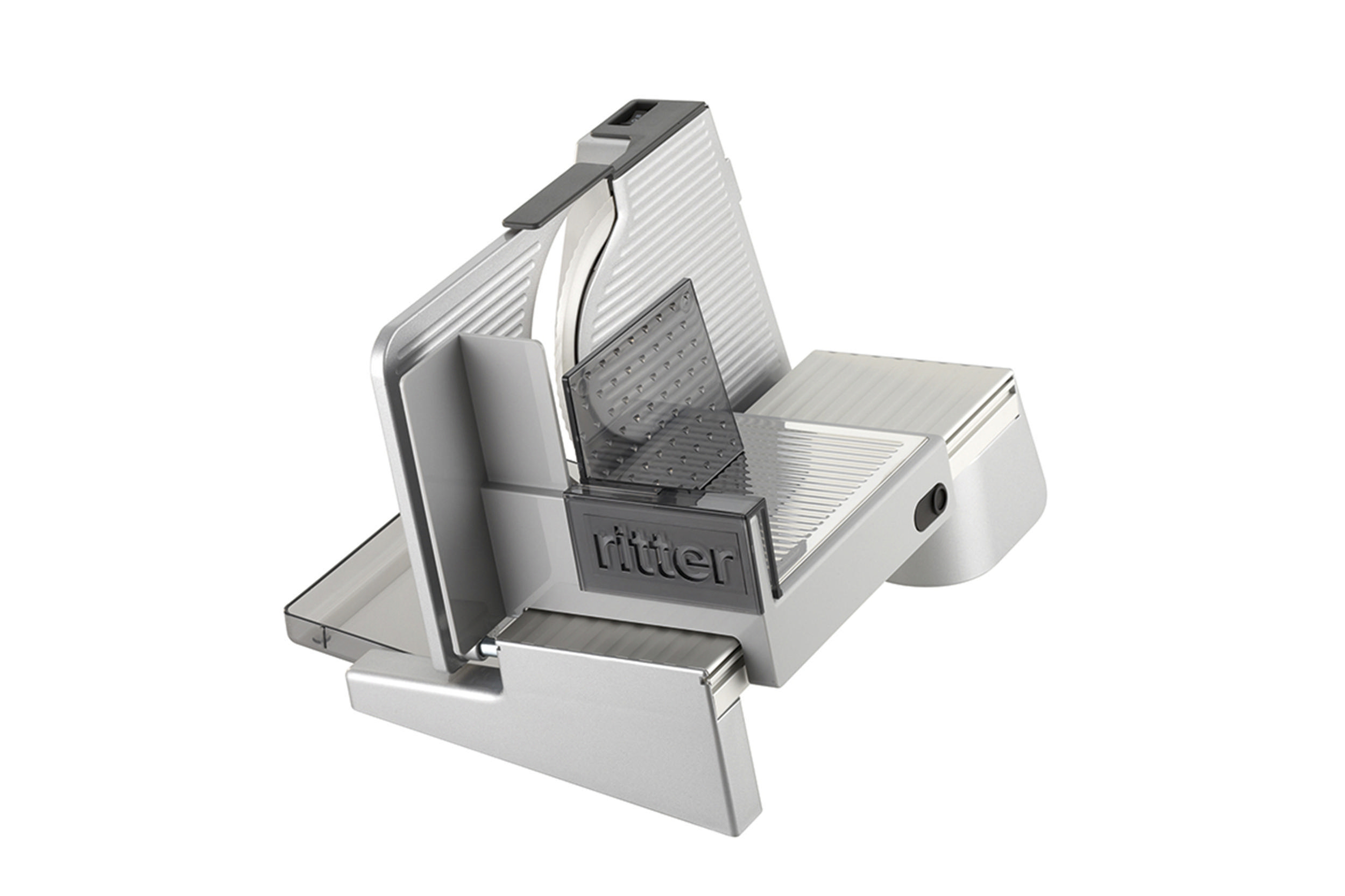 Ein silberner und weißer Lebensmittelschneider. Der Slicer ist nach oben abgewinkelt.