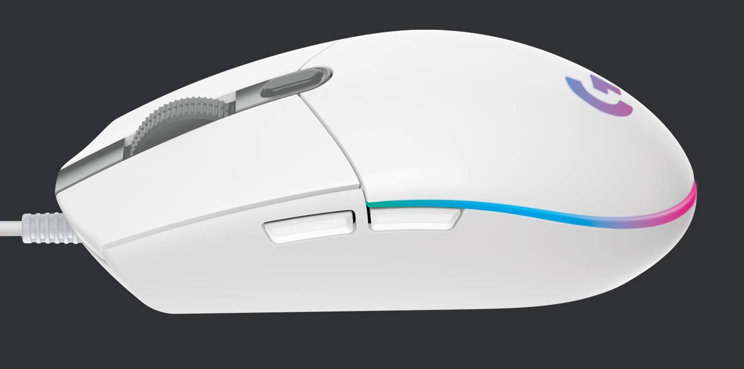 Fehér gamer egér RGB világítással a széleken, sötétszürke háttér előtt.