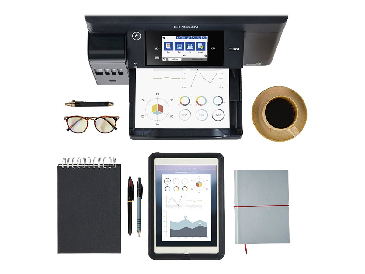 Schreibtisch mit Drucker, Tablet, Brille, Stift, Notizbuch und Kaffeetasse.