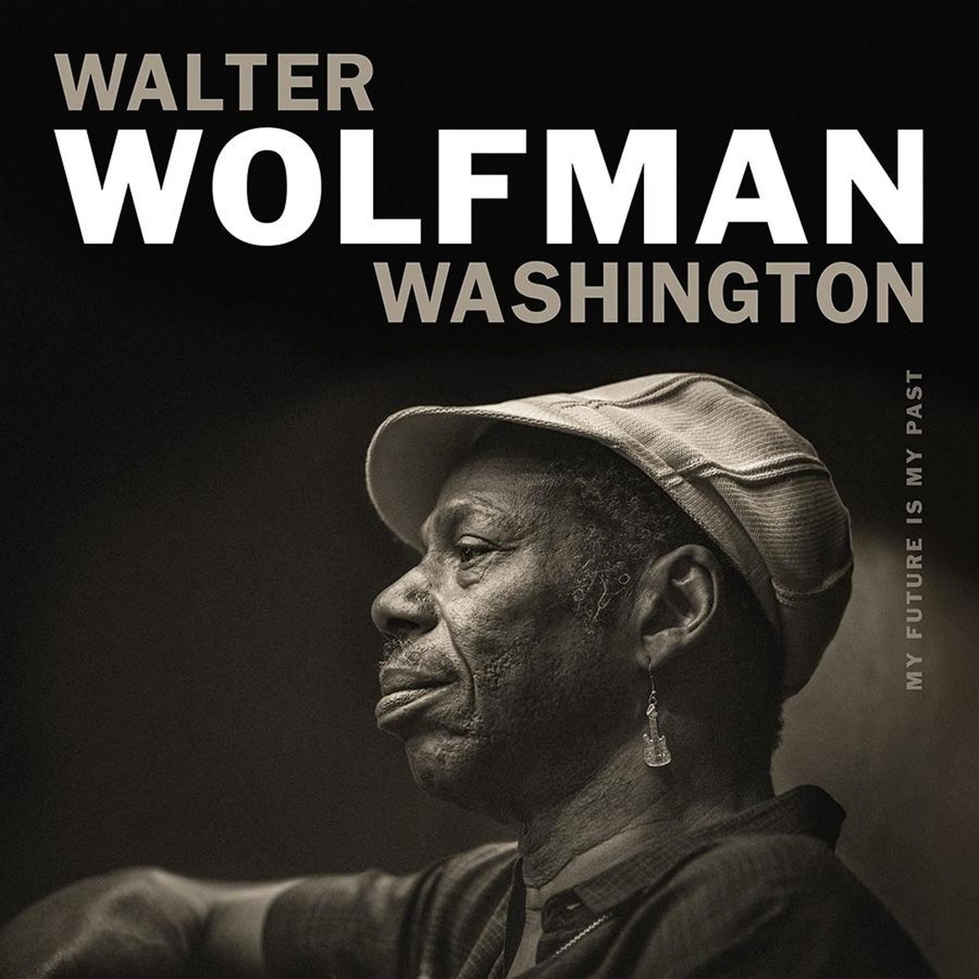 Zwart-wit foto van Walter Wolfman Washington. Hij draagt een pet en een oorbel. Tekst: Walter Wolfman Washington.