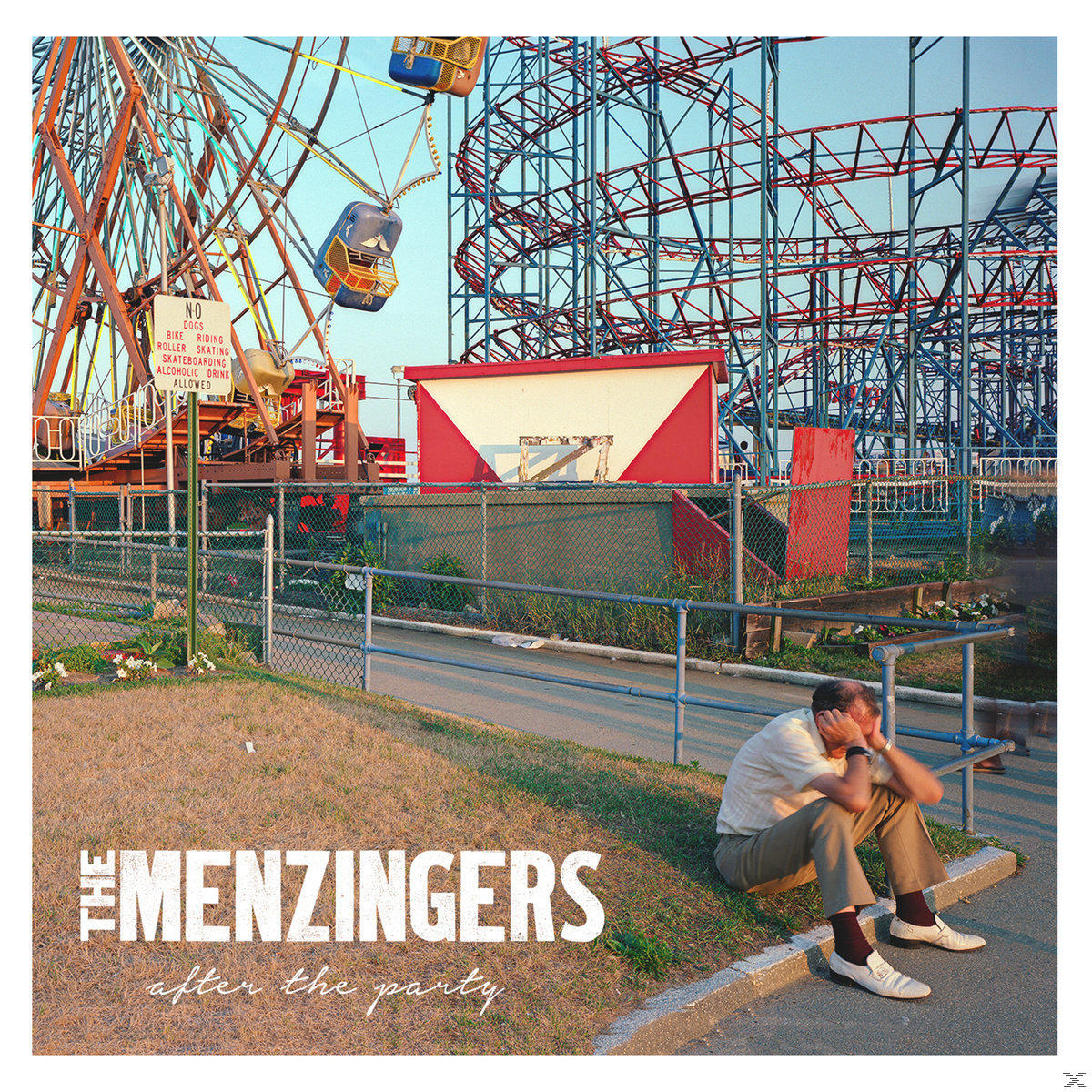 Albumcover: Riesenrad, Achterbahn und ein Mann sitzt. Titel 'The Menzingers'.