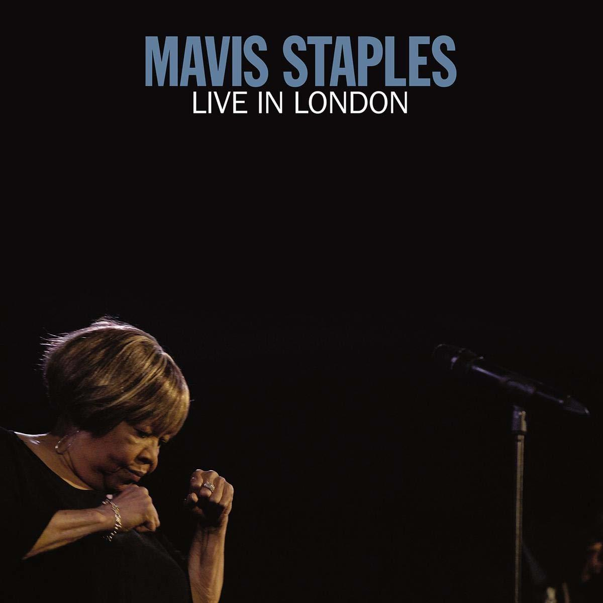 Mavis Staples auf der Bühne, singend. Schwarzes Kleid und Mikrofon. Dunkler Hintergrund. Albumcover.