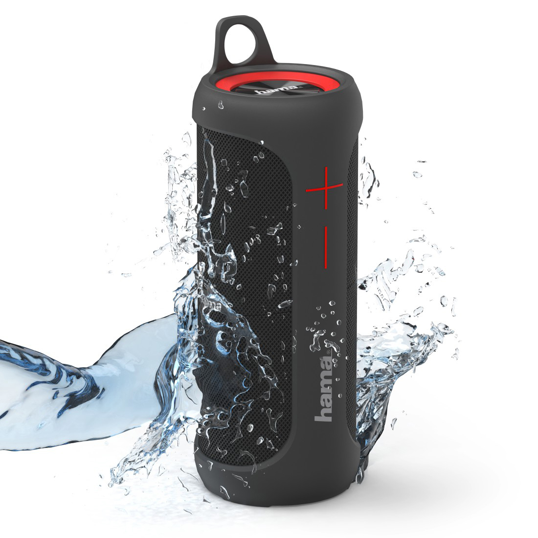 Schwarzer und roter Lautsprecher mit Wasserspritzern vor weißem Hintergrund.
