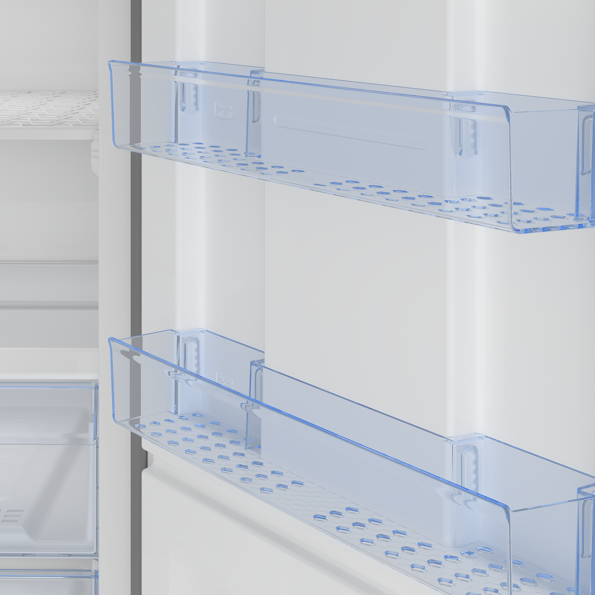 Zwei transparente blaue Kühlschrankregale mit Löchern sind sichtbar.