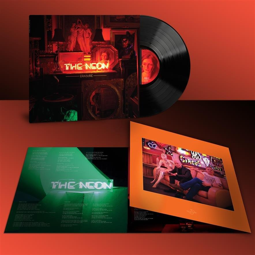 Pochette de disque vinyle avec néons et un groupe, ainsi qu'un disque sur le côté droit.