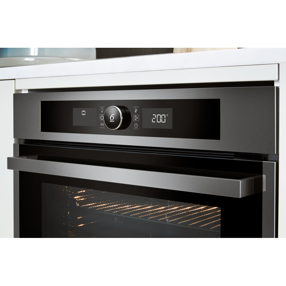 Un horno empotrado con una pantalla que muestra 200 grados Celsius y un temporizador ajustado a 6 minutos.