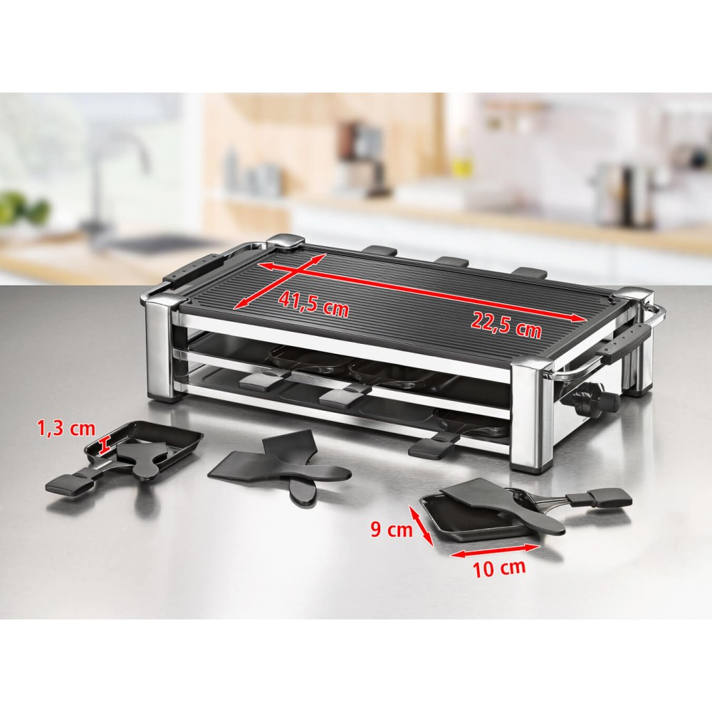 Raclette-Grill mit Abmessungen und Zubehör. Auf einem Metalltisch.