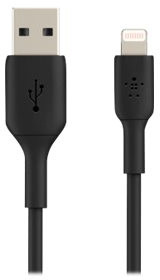Câble noir USB vers lightning. Fond blanc.
