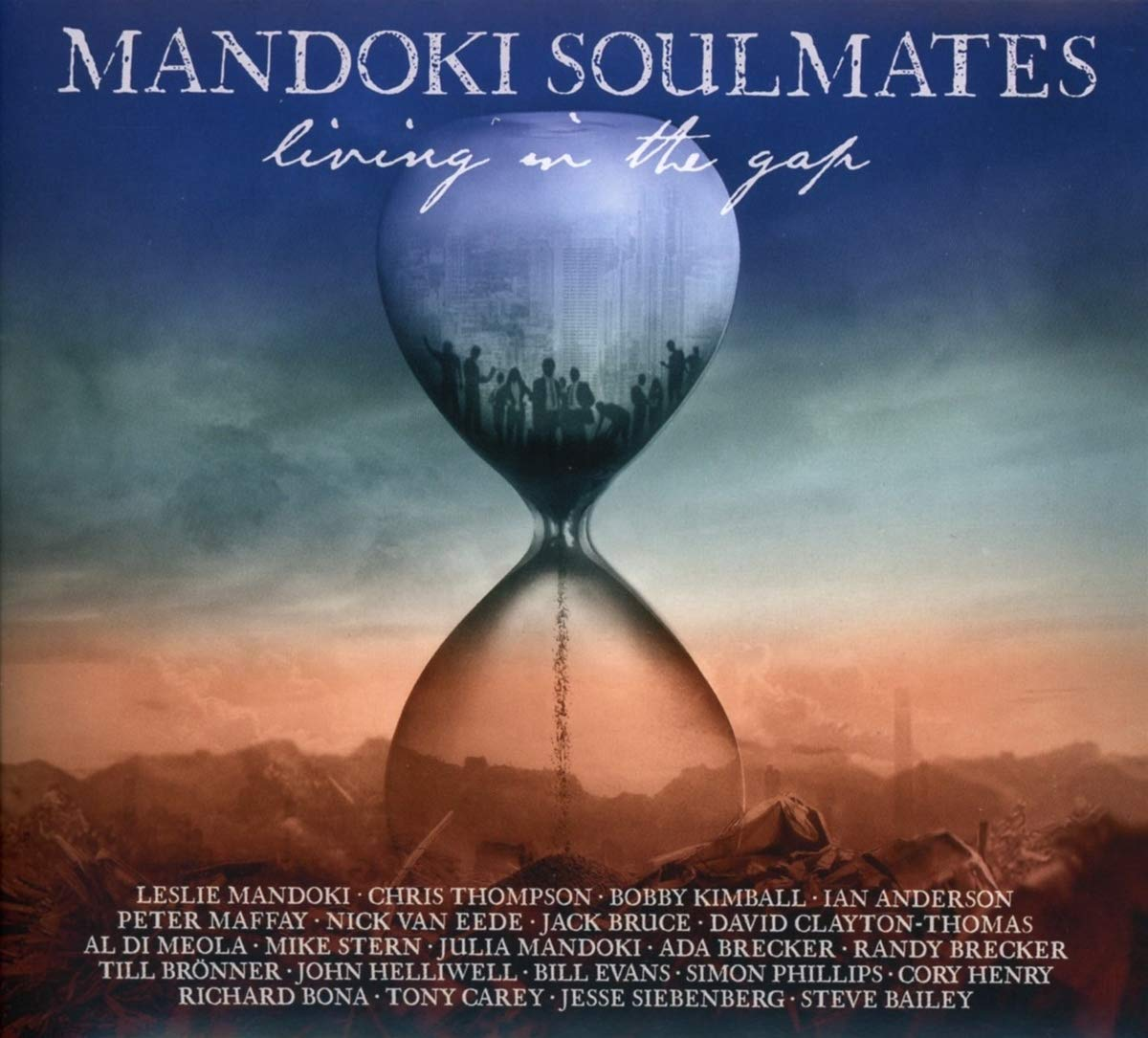 Album borító egy homokóra sziluettjével egy városról, címe: Mandoki Soulmates, Living in the Gap, és nevek.