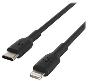Câble noir avec connecteur USB-C et connecteur Lightning sur fond blanc.