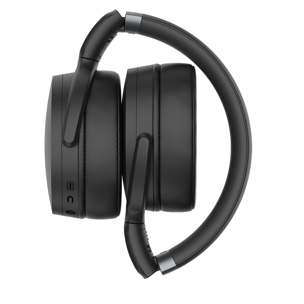 Auriculares negros plegados. Los auriculares son grandes y redondos. La diadema también es negra.