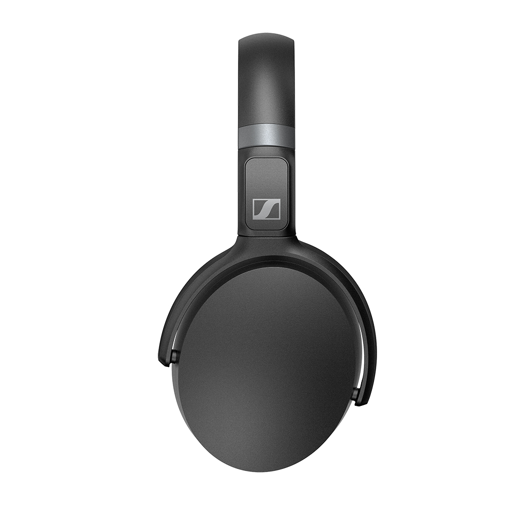Auriculares supraaurales negros con el logotipo 'Sennheiser' sobre un fondo blanco, vista en ángulo.