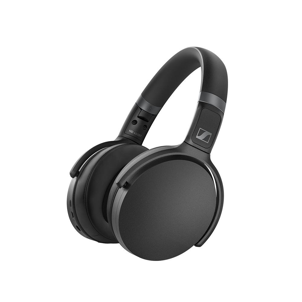 Auriculares Sennheiser negros. Los auriculares son circumaurales y tienen una diadema gris oscuro.