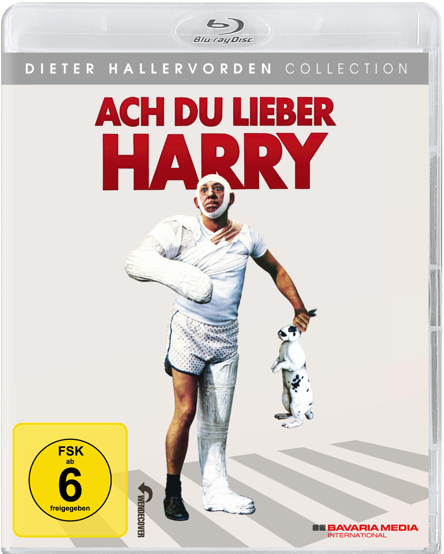 Filmcover eines Mannes mit Bandagen und Shorts, der ein Kaninchen hält. Weißer Hintergrund.