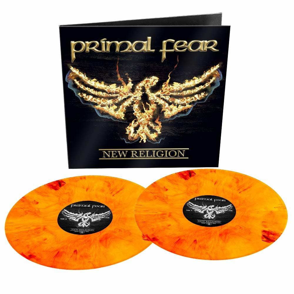 Primal Fear Albumcover und zwei orangefarbene Vinylplatten mit schwarzen Etiketten.