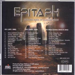 CD-Cover. Enthält Text und ein Bild einer Band. Zeigt die Titelliste.