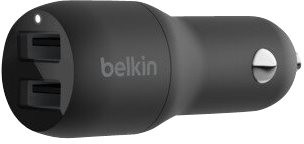 Un chargeur de voiture Belkin noir avec deux ports USB.