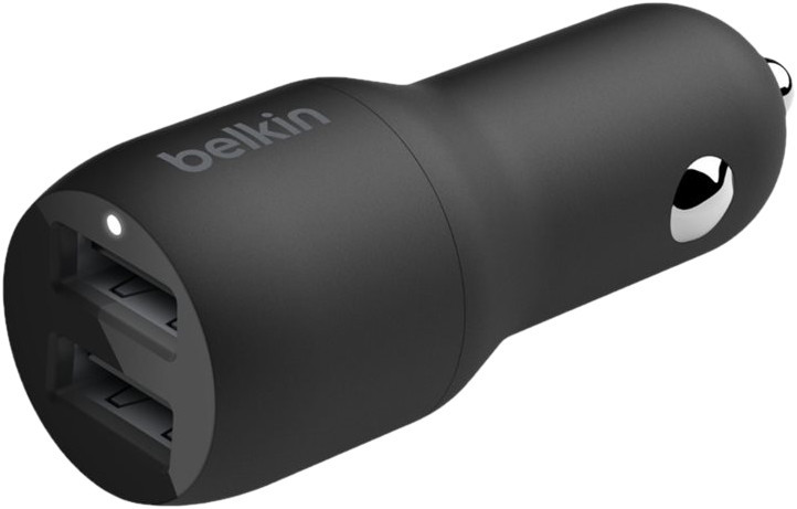 Chargeur de voiture Belkin noir avec deux ports USB et une lumière témoin blanche.