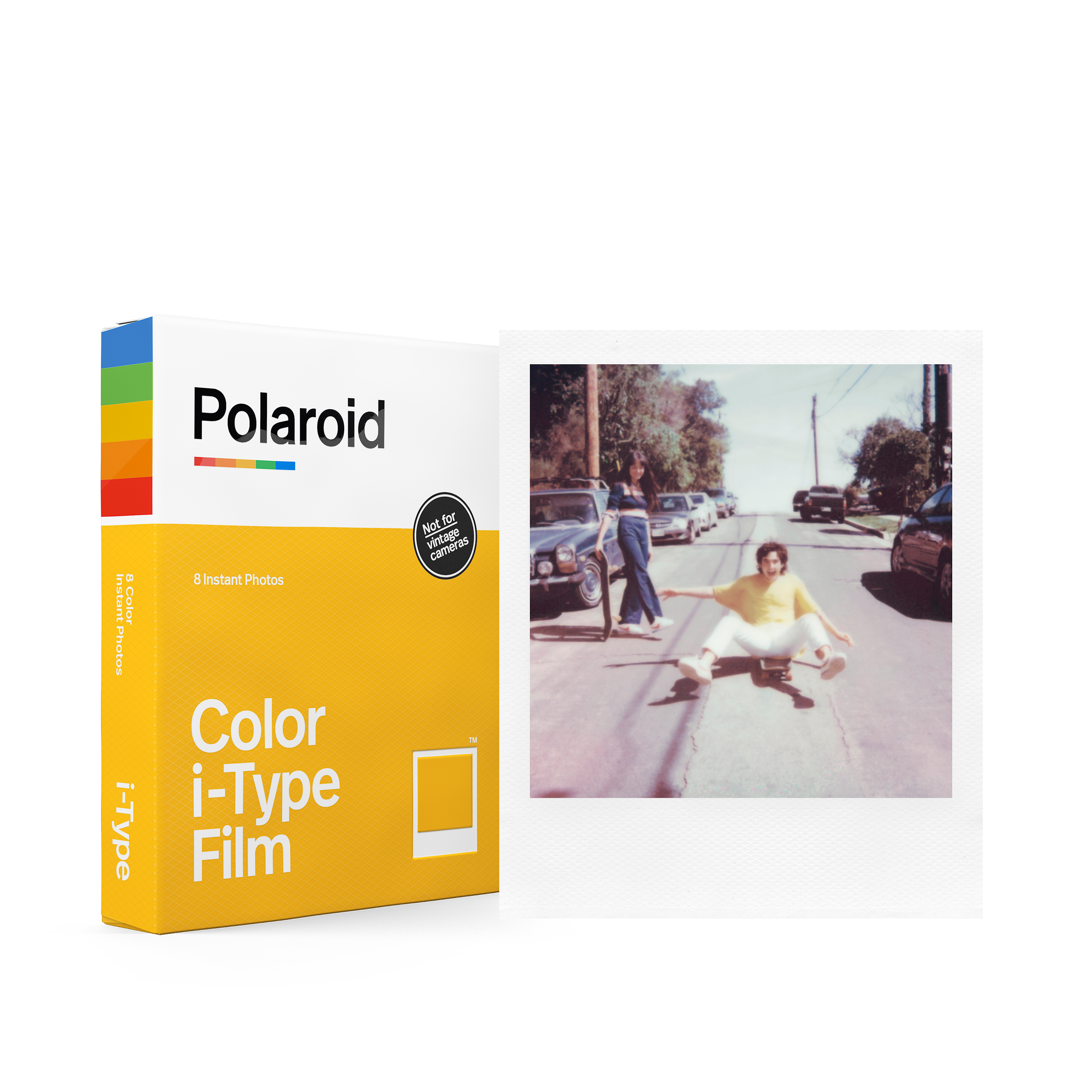 Eine Polaroid-Filmbox mit einem Bild einer Person auf einem Skateboard und einem Auto im Hintergrund.