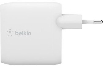 Adaptateur secteur Belkin blanc, avec une prise sur le côté droit. L'adaptateur porte le logo Belkin.