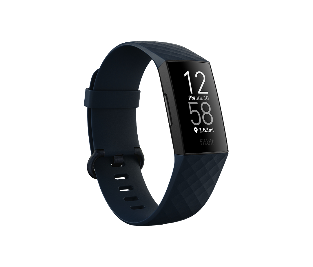 Fitbit Charge 4 Smartwatch mit dunkelblauem Armband, Anzeige von Uhrzeit und Datum.