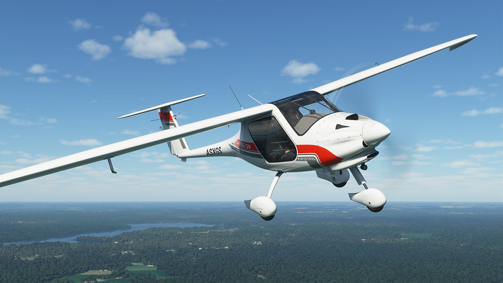 Un avion blanc et rouge en vol. C'est un biplace avec un ciel bleu en arrière-plan.