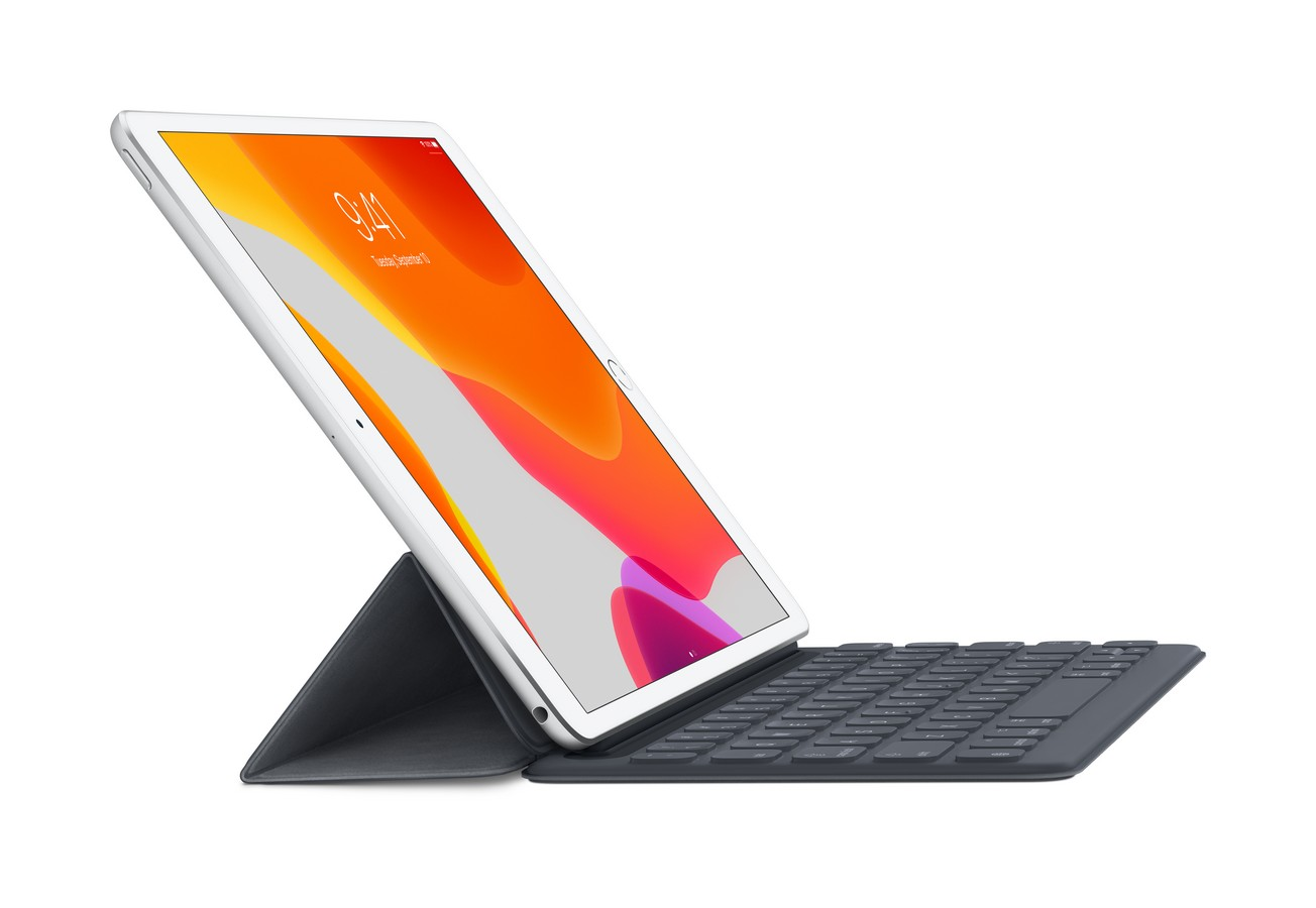 iPad en una funda con teclado, en ángulo. Fondo blanco.