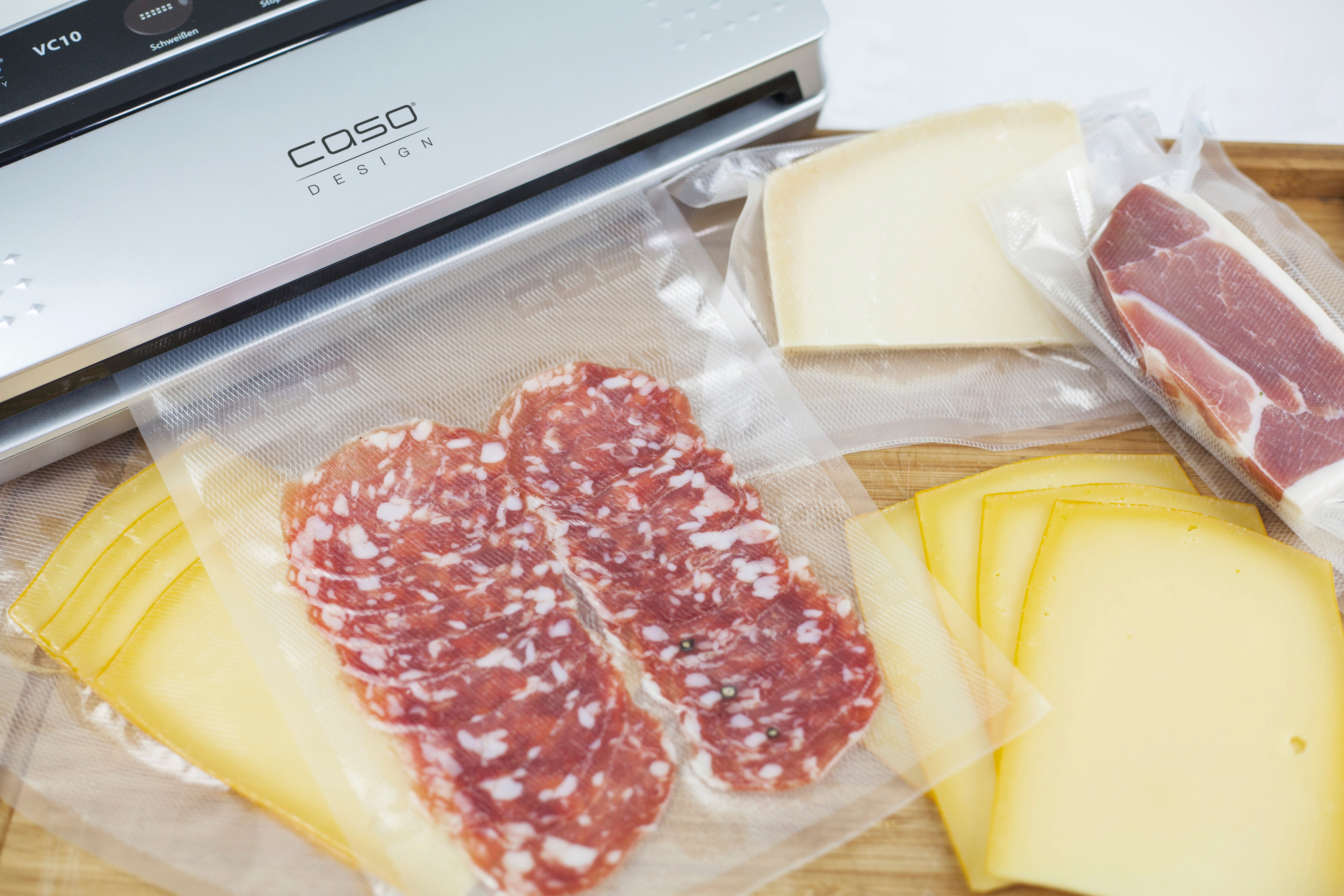 Vakuumiergerät mit Salami-, Käse- und Fleischscheiben.
