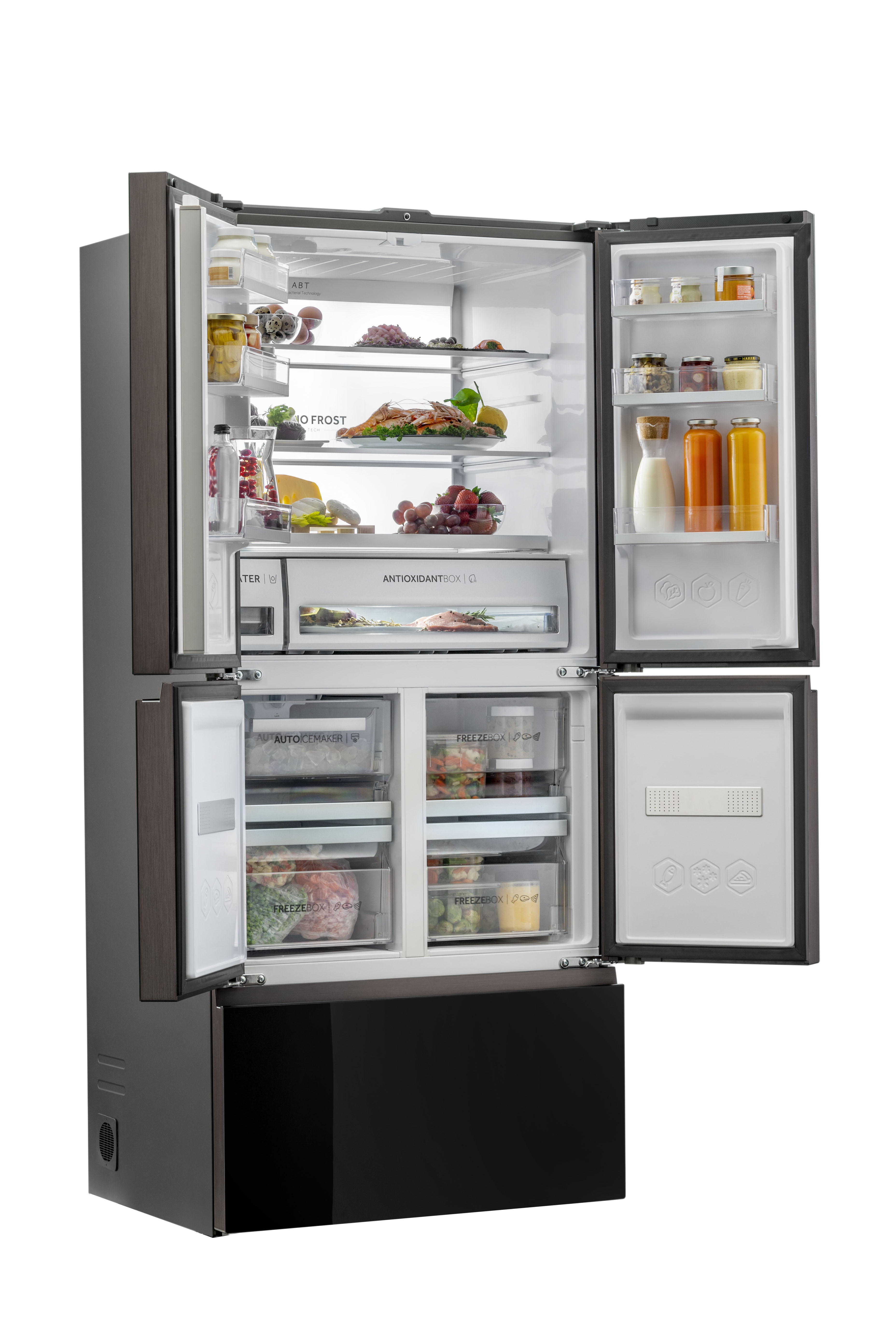 Ein Kühlschrank mit geöffneten Türen, der das Innere mit Lebensmitteln zeigt.