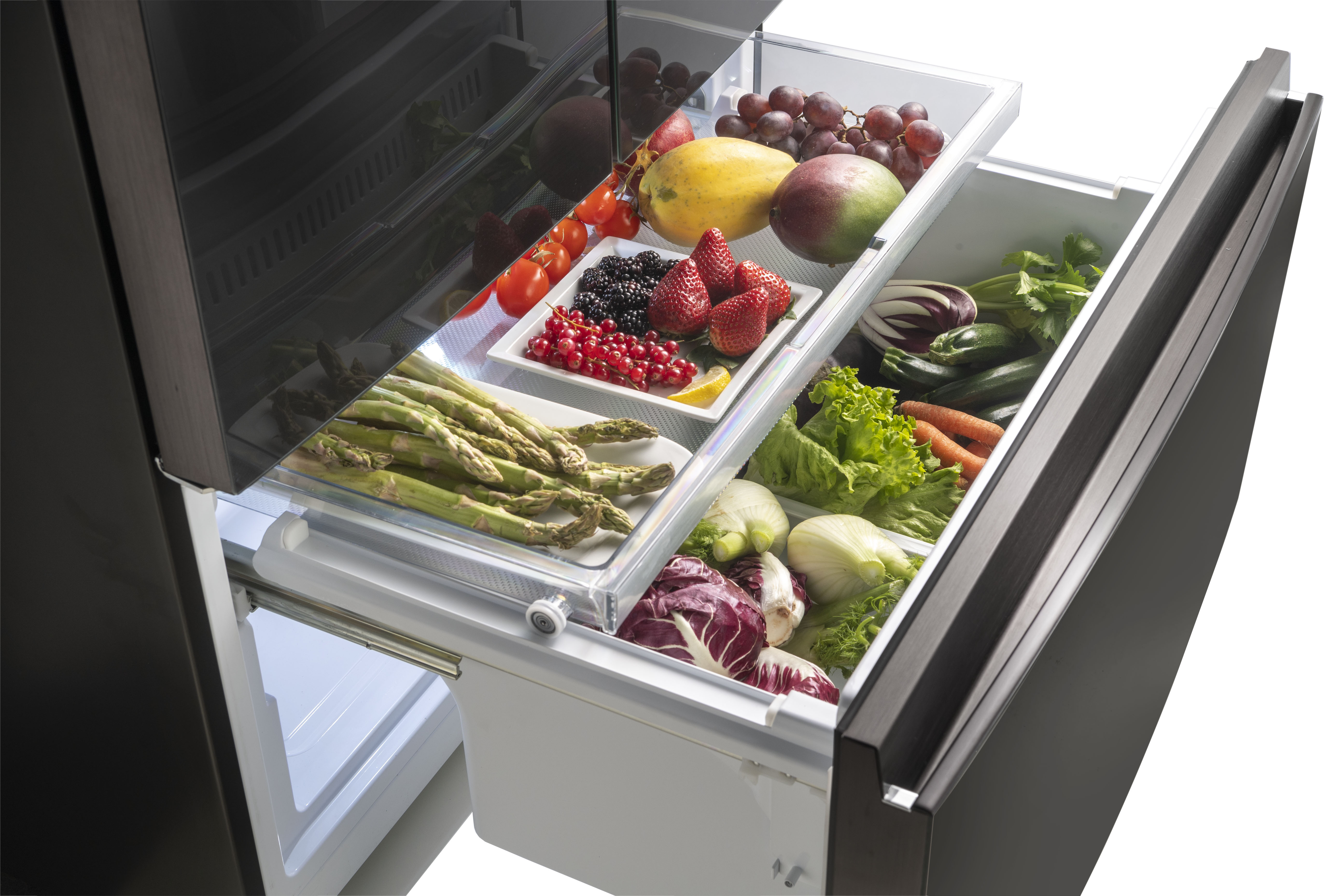 Kühlschrank Schubladen gefüllt mit Obst und Gemüse. Frische Produkte. Transparente Behälter.