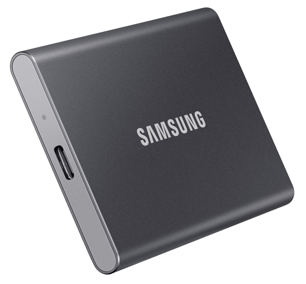 Egy ezüst Samsung hordozható merevlemez. Téglalap alakú, lekerekített sarkokkal. A Samsung logó látható.