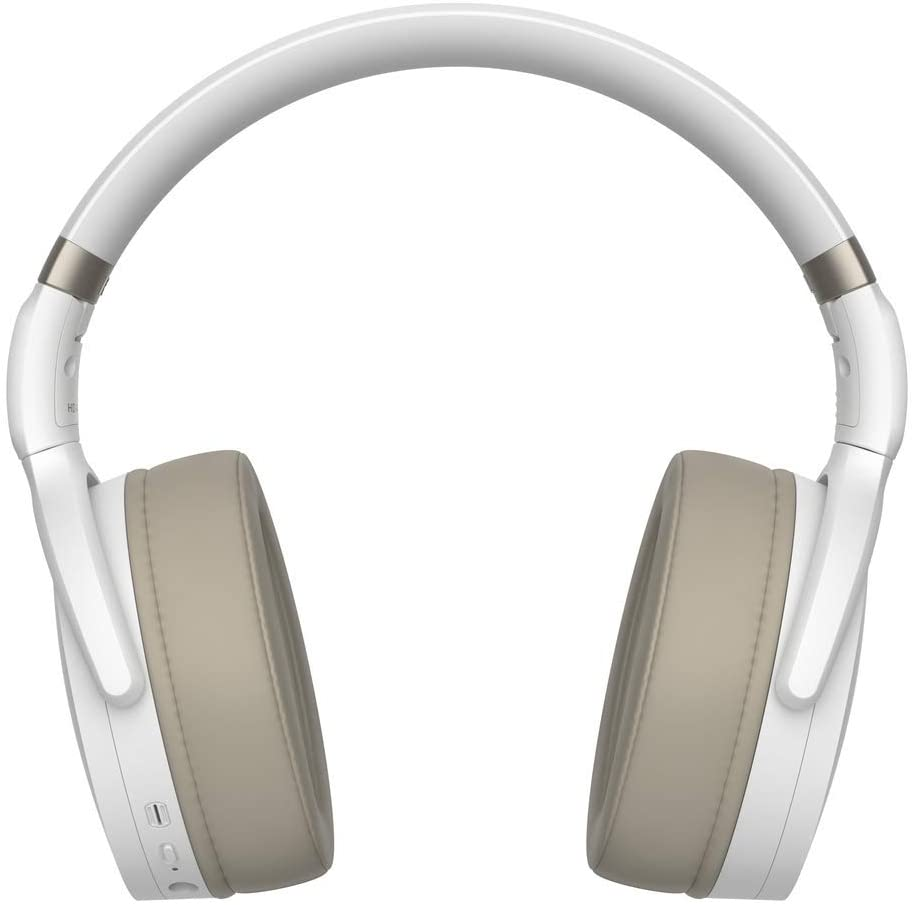 Auriculares blancos sobre la oreja con orejeras color canela.