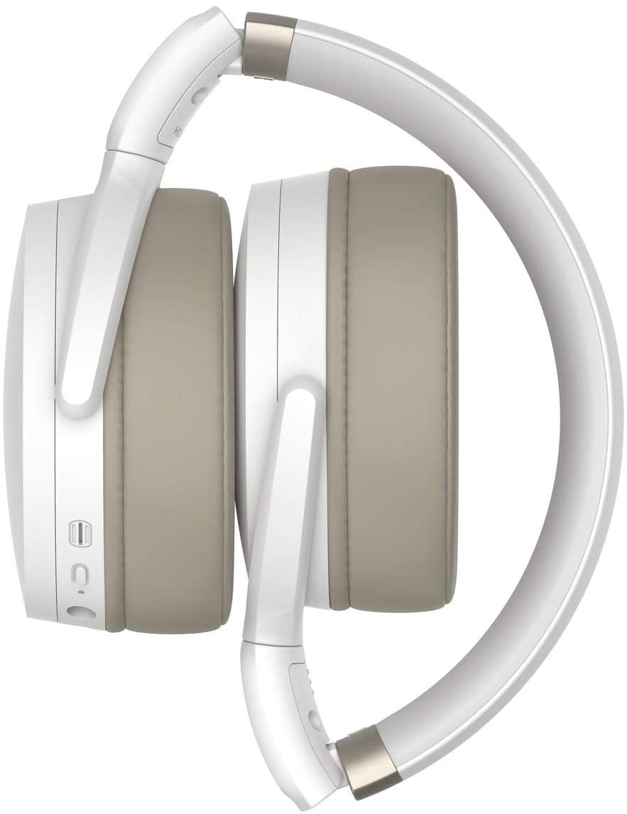 Auriculares Sennheiser blancos plegables, con almohadillas grises, vista lateral.
