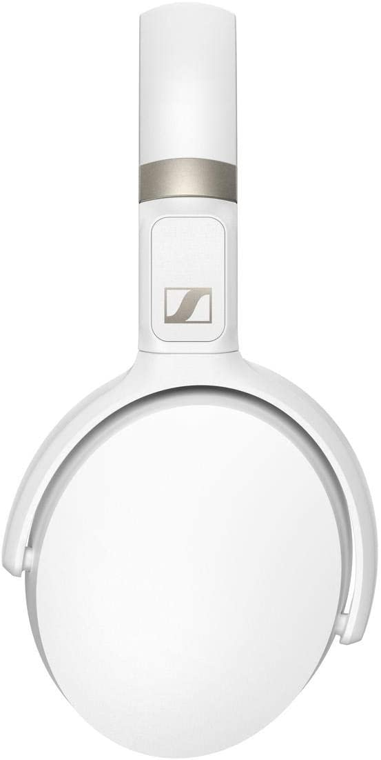 Unos auriculares Sennheiser blancos. Los auriculares tienen una banda metálica en la parte superior.