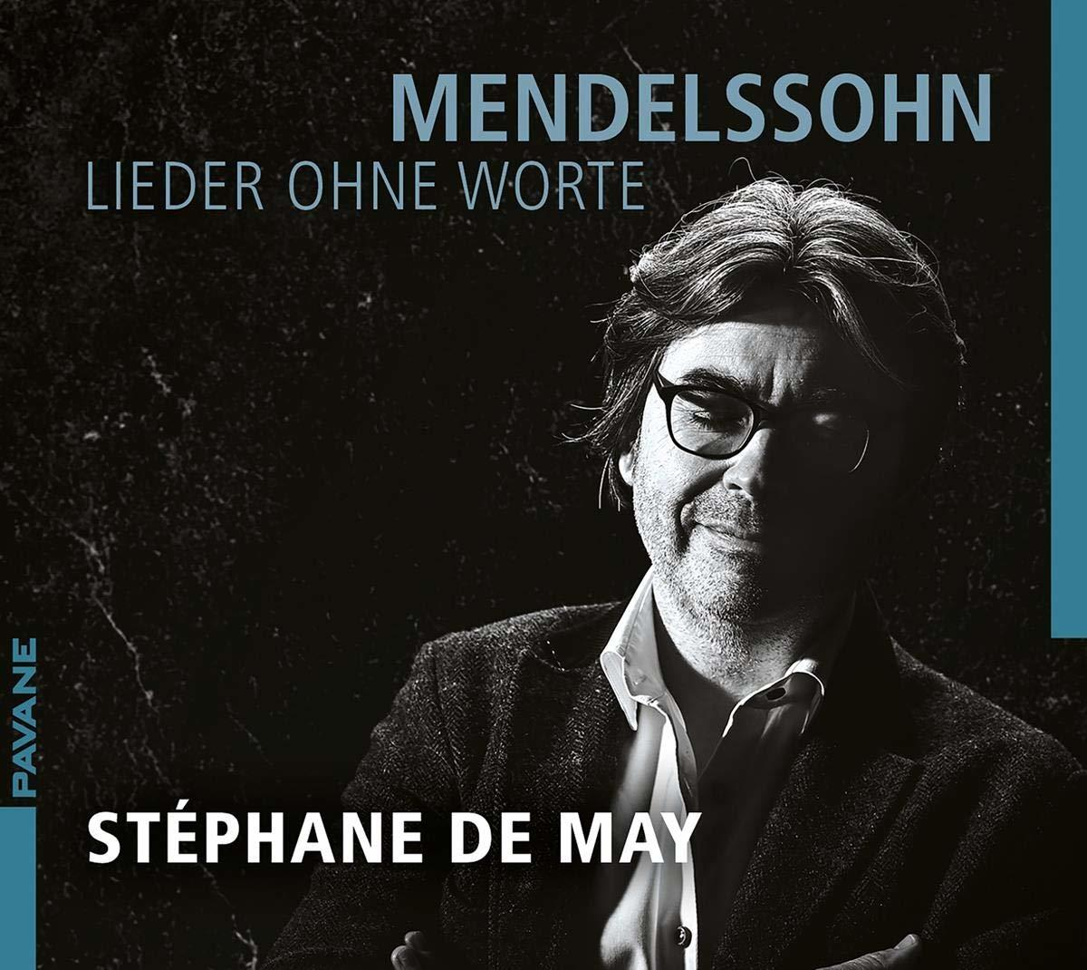 Couverture de CD : "Mendelssohn Lieder Ohne Worte". Un homme portant des lunettes, cheveux foncés. Fond sombre avec texte.