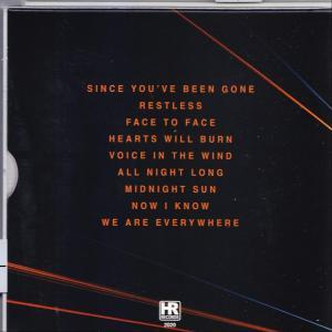 Rückseite einer CD-Hülle mit Titelliste in orangefarbenem Text.
