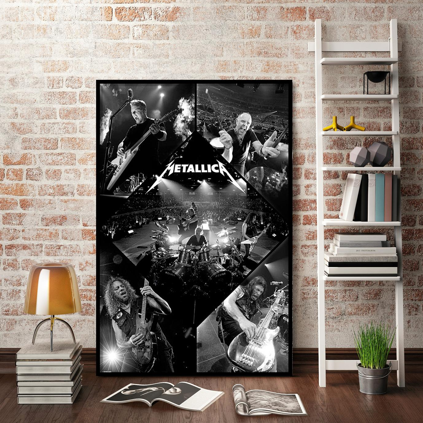 Schwarz-weiß Metallica-Poster mit Bandbildern an einer Backsteinmauer mit Holzboden.