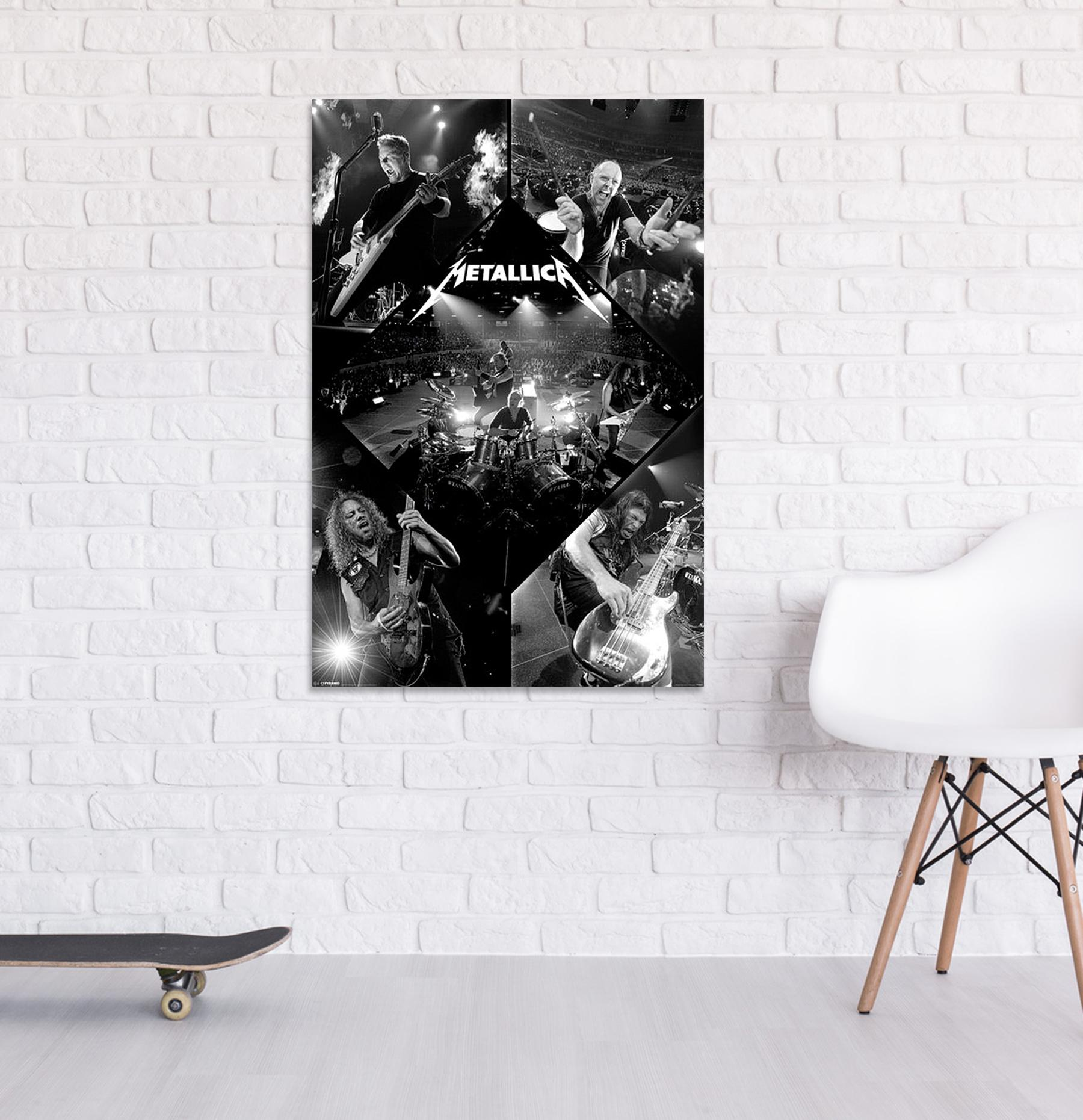 Metallica Poster an Ziegelmauer. Collage von Bandmitgliedern live. Weißer Stuhl und Skateboard.