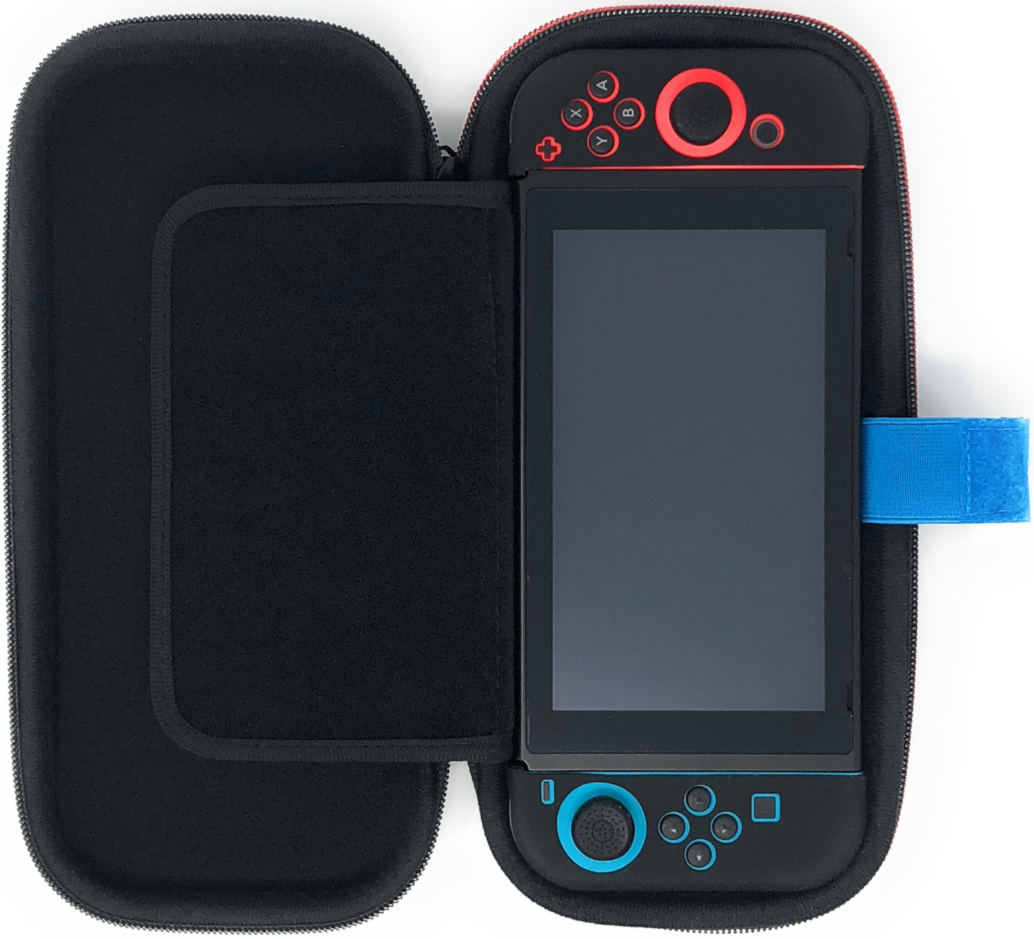 Étui de transport noir ouvert. À l'intérieur, une Nintendo Switch avec manettes attachées, sangle bleue.