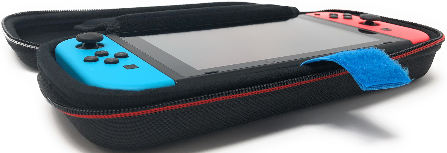 Étui de transport noir pour Nintendo Switch, avec la console à l'intérieur.
