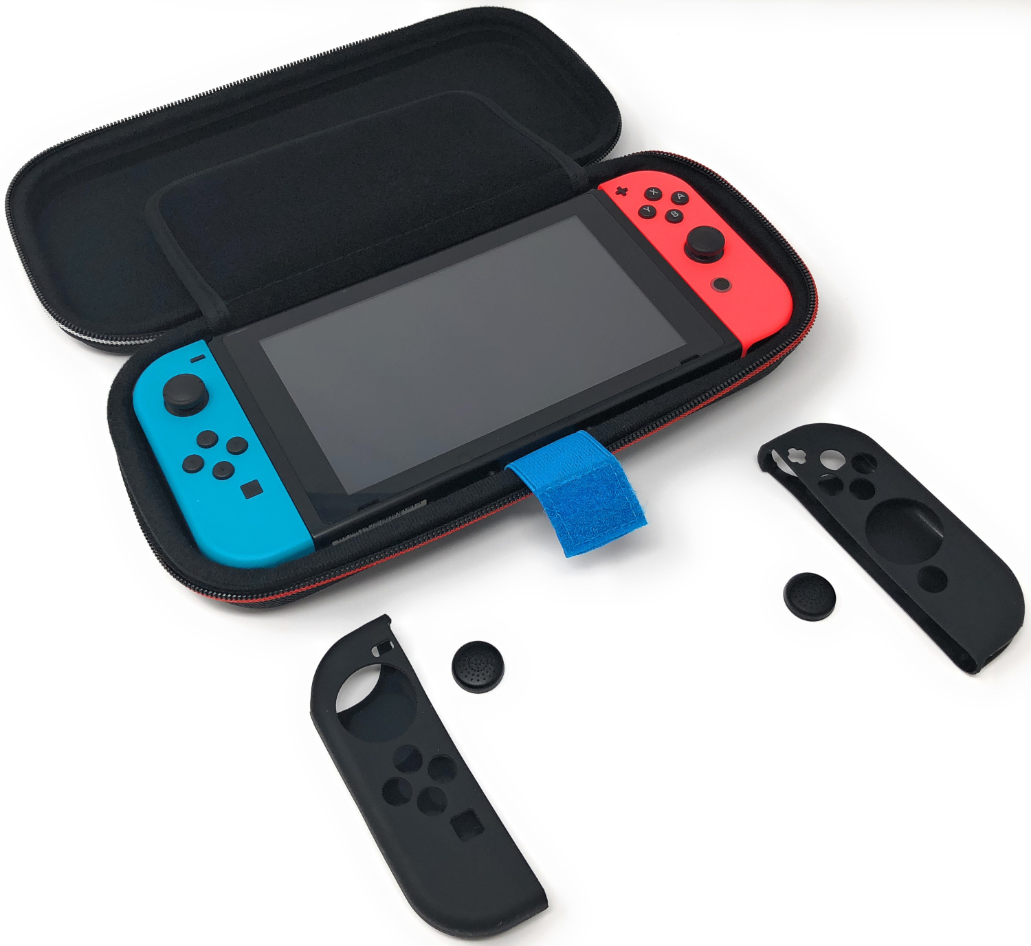Une console Switch noire dans un étui avec des contrôleurs rouges et bleus.