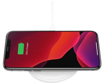 Un téléphone noir sur un chargeur sans fil blanc. L'écran affiche un fond rouge.