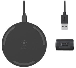 Un socle de chargement sans fil noir, un câble et un adaptateur USB.