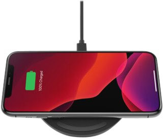 Chargeur sans fil noir avec téléphone dessus, en charge.